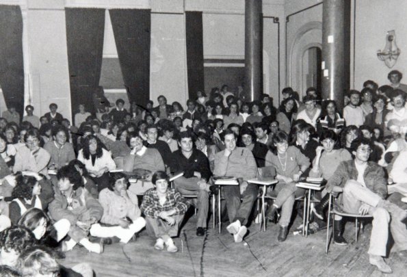 1985 publico que estubo en la charla del cantante piero