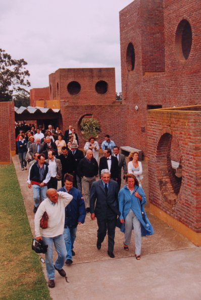 año 1998 inauguracioin de un edificio en el campus
