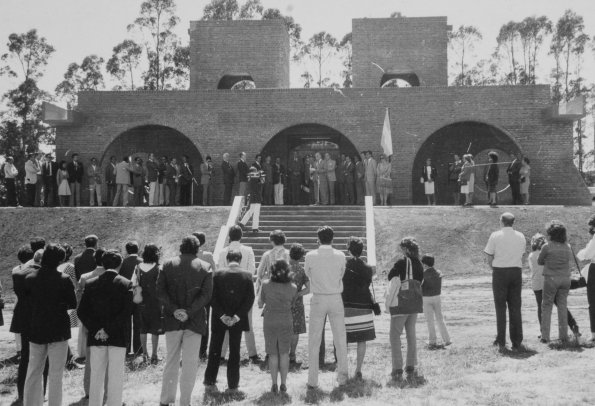 inauguracion de un edificio de veterinaria esta de la canal y cruz